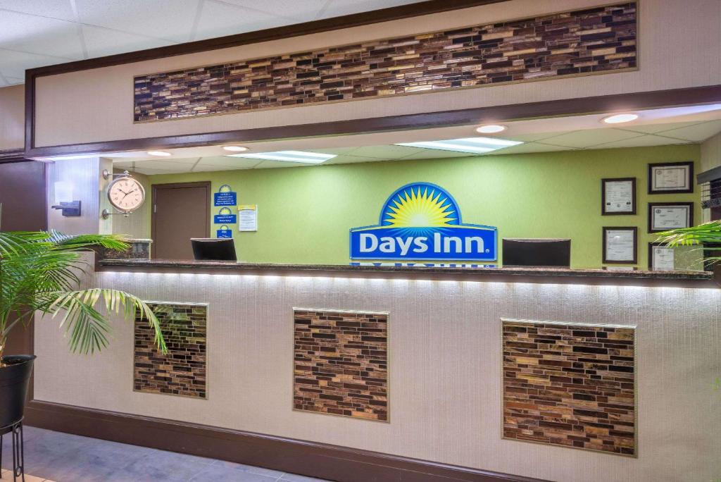 Days Inn by Wyndham Knoxville East Main image 2